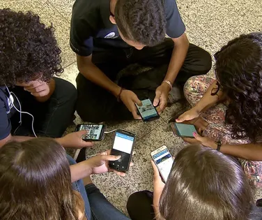 Pesquisa: 86% dos brasileiros apoiam restrição de celular nas escolas - Imagem