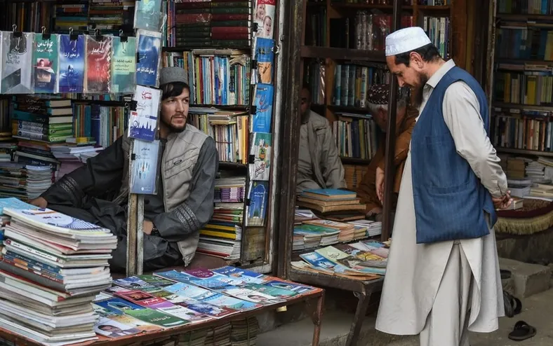 Governo talibã proíbe livros 'não islâmicos' em bibliotecas - Imagem