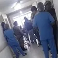 Adolescente de 13 anos presta depoimento após ser esfaqueada pelo pai imagem