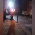 Adolescente incendeia morador de rua e transmite ataque ao vivo imagem