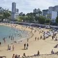 Ambulantes seguem regra e recolocam cadeiras na praia do Porto da Barra imagem