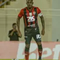 Após lesão, Edu comemora retorno a titularidade no Vitória: "Feliz" imagem
