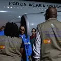 Avião com brasileiros deportados tinha oito crianças de até 10 anos imagem