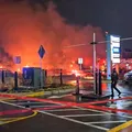 Avião de pequeno porte cai perto de shopping e explode na Filadélfia imagem