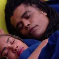 BBB 25: Aline ignora "sogra" do lado e movimenta edredom com Diogo imagem