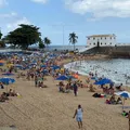 Polêmica no Porto da Barra: banhistas elogiam praia com menos sombreiros imagem