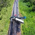 Batida deixa um morto e carretas ficam atravessadas em pista na Bahia imagem