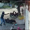 Bebê de 1 ano fica no meio de ataque a tiros em vídeo chocante imagem
