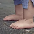 Bebê morre ao cair de caminhonete e ser atropelado pelo pai imagem