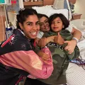 Bela Gil compartilha visita a Preta Gil no hospital: "Brasil te ama" imagem