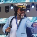 Após Marisa Monte, Carlinhos Brown anuncia Caetano Veloso em show imagem