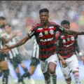 Bruno Henrique decide e Flamengo é campeão da Supercopa sobre o Botafogo imagem
