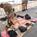 Cães da PM farejam drogas e armas nos portais de Carnaval imagem