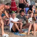 Caetano Veloso no Porto da Barra: foto antiga do cantor na praia causa imagem