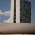 Câmara aprova pena para quem divulgar imagens de nudez geradas por IA imagem