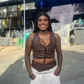 Cantora A Dama diz que a fila andou: "Solteira, mas não sozinha" imagem