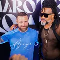 Carlinhos Brown recebe convidados em camarote e homenageia Axé Music imagem