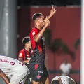 Carlinhos celebra estreia no Vitória: "muita alegria estar aqui" imagem