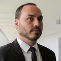 Carlos Bolsonaro chora e ataca democracia após denúncia contra pai imagem