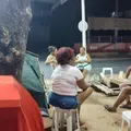 Carnaval de Salvador: vendedores ambulantes dormem na rua para guardar lugar imagem