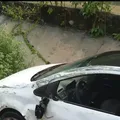 Carro cai em vala na Avenida Jayme Figura, em Salvador imagem