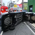 Carros capotam e deixam três feridos no Centro de Salvador; veja vídeo imagem