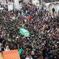 Centenas de palestinos comparecem a enterro de comandante do Hamas imagem