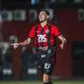 Claudinho celebra primeiro gol com a camisa do Vitória imagem