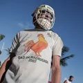 Com capacete de hóquei, folião se joga na folia no circuito Dodô imagem