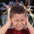 Como fogos de artifício afetam crianças com autismo imagem
