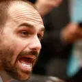 Deputado tenta manobra para salvar passaporte de Eduardo Bolsonaro imagem