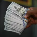 Dólar cai para R$ 5,68 e fecha no menor nível desde novembro imagem