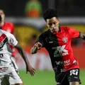 É grave? Matheuzinho sente dores e deixa campo em intervalo no Barradão imagem