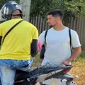 Economia? Ator da Globo é visto pegando moto por aplicativo e viraliza imagem