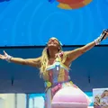 Em tom de despedida, Carla Perez arrasta criançada no Bloco Algodão Doce imagem