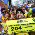 Fã de Bell comemora show número 204 atrás do trio imagem