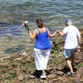 Baianos e turistas lotam as ruas do Rio Vermelho no dia de Iemanjá imagem