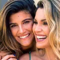 Filha de Flávia Alessandra revela que dormia com totem da mãe nua imagem