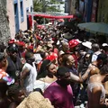 Foliões lotam Ladeira da Preguiça para o Banho de Mar à Fantasia; veja imagem