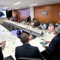 Governo debate implementação da Lei do Celular nas escolas da Bahia imagem