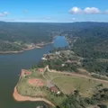 Homem cai de deck de 5 metros, bate a cabeça e morre afogado imagem