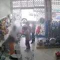 Homens armados assaltam loja no sul da Bahia; veja vídeo imagem