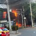 Incêndio atinge área externa de supermercado na Barra imagem