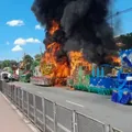 Incêndio destrói carros alegóricos de escolas de samba imagem