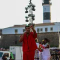 Já é Carnaval? Timbalada leva multidão para o Farol da Barra imagem