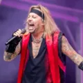 Jato de vocalista de banda de rock bate em aeronave e deixa um morto imagem