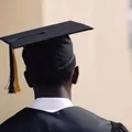 Lei em Salvador vai garantir chapéus de formatura para cabelos crespos imagem