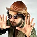 Mateus Zingue lança clipe de "Feed" sobre o vício digital imagem