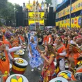 Mesmo sob chuva, foliões lotam Campo Grande em abertura do Carnaval imagem