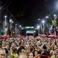 Mudei de nome relembra clássicos e arrasta multidão no circuito Osmar imagem